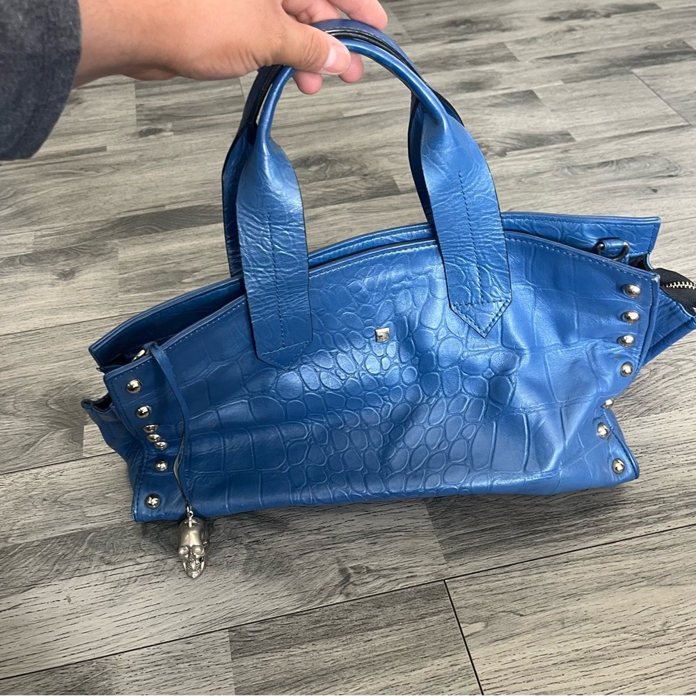 Carolina Crowley Milan Croc Embossed Blue Leather Bag With Silver Skull Charm - Picture 6 of 8